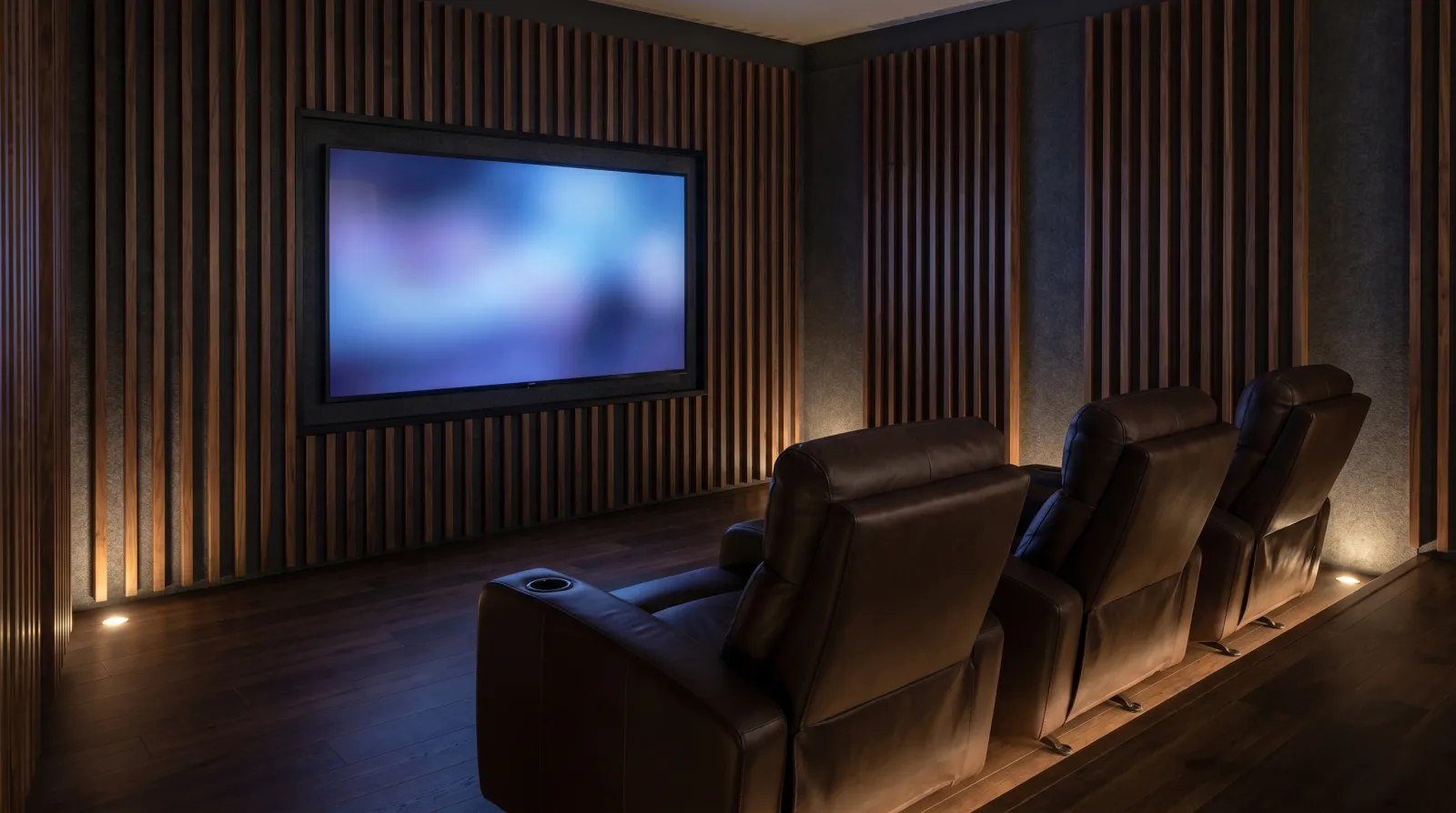 Heimkino mit dunklen Walnuss-Akustikpaneelen hinter dem Fernseher